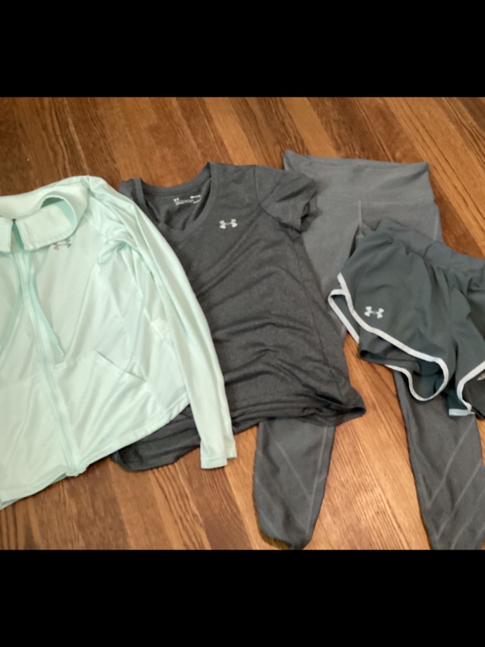 Under Armour lot of 4 ladies S/P